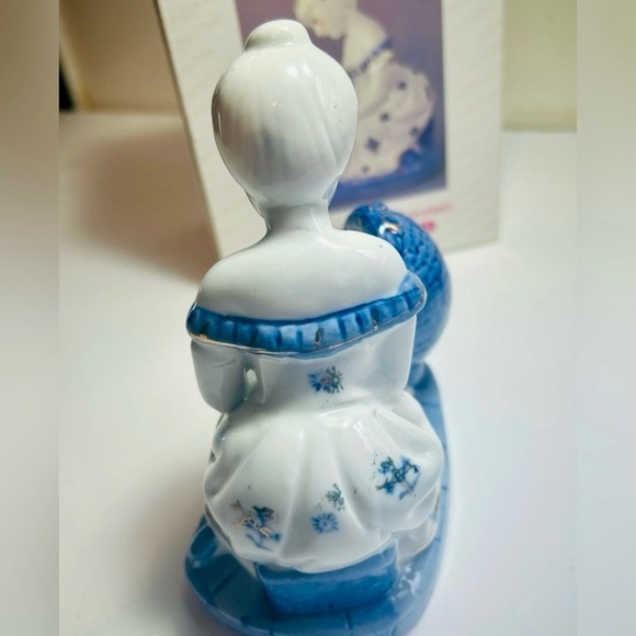 Vintage Decor Fine Porcelain Figurine Mother & Baby Cradle Cobalt Blue White NOS - Picture 7 of 11